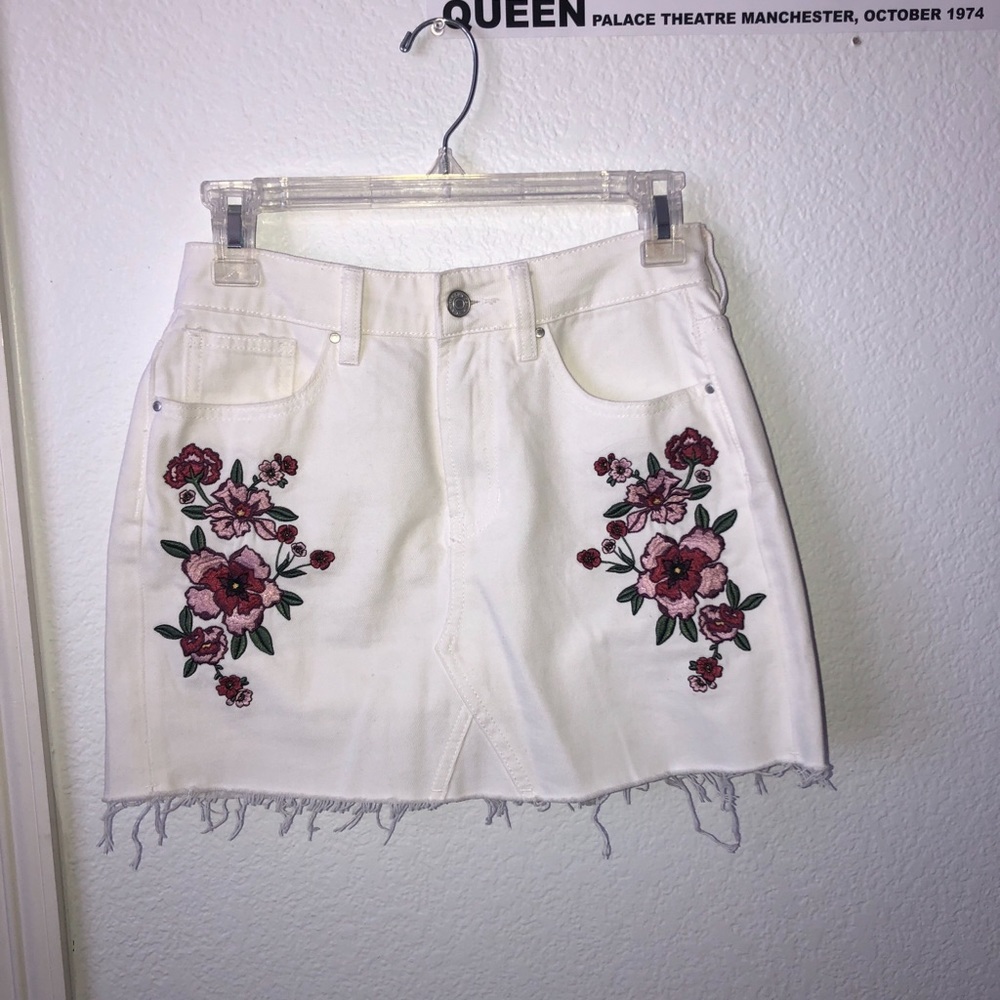 Pacsun Flowered patch white skirt size 24